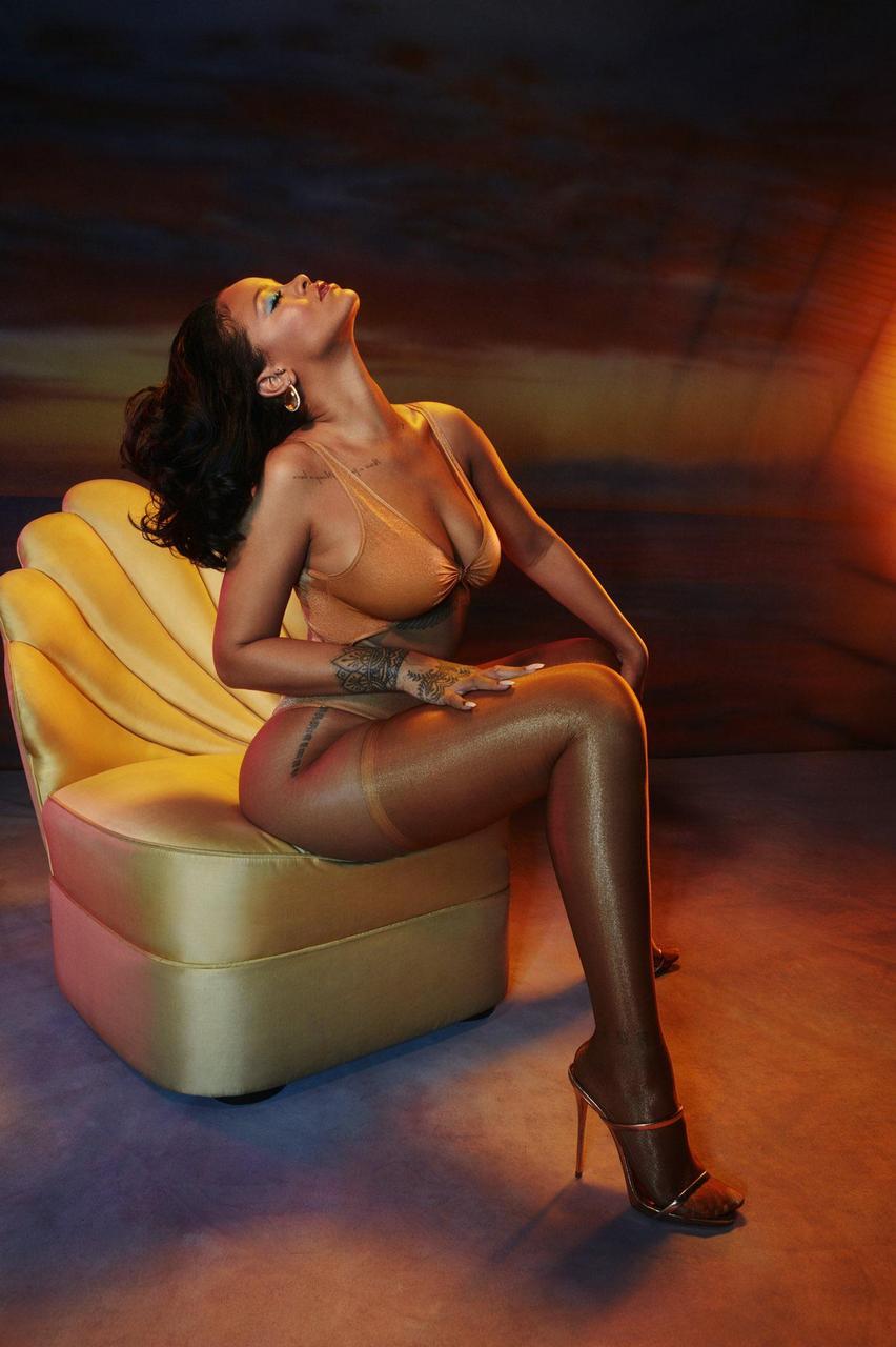 Rihanna Hot