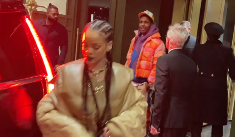 Rihanna Leaves Cipriani New York (3 photos)