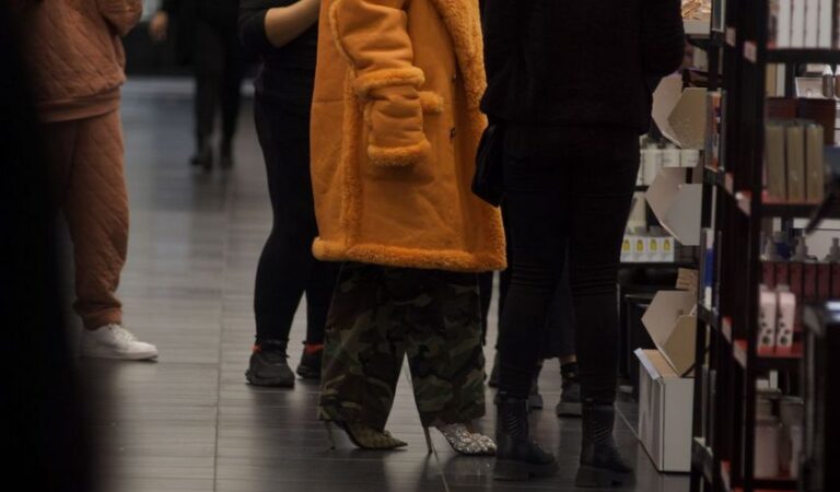 Rihanna Out Shopping Sephora New York (10 photos)