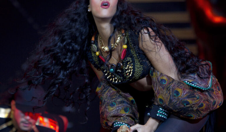 Rihanna Performing Barclaycard Wireless Festival Hyde Park (15 photos)