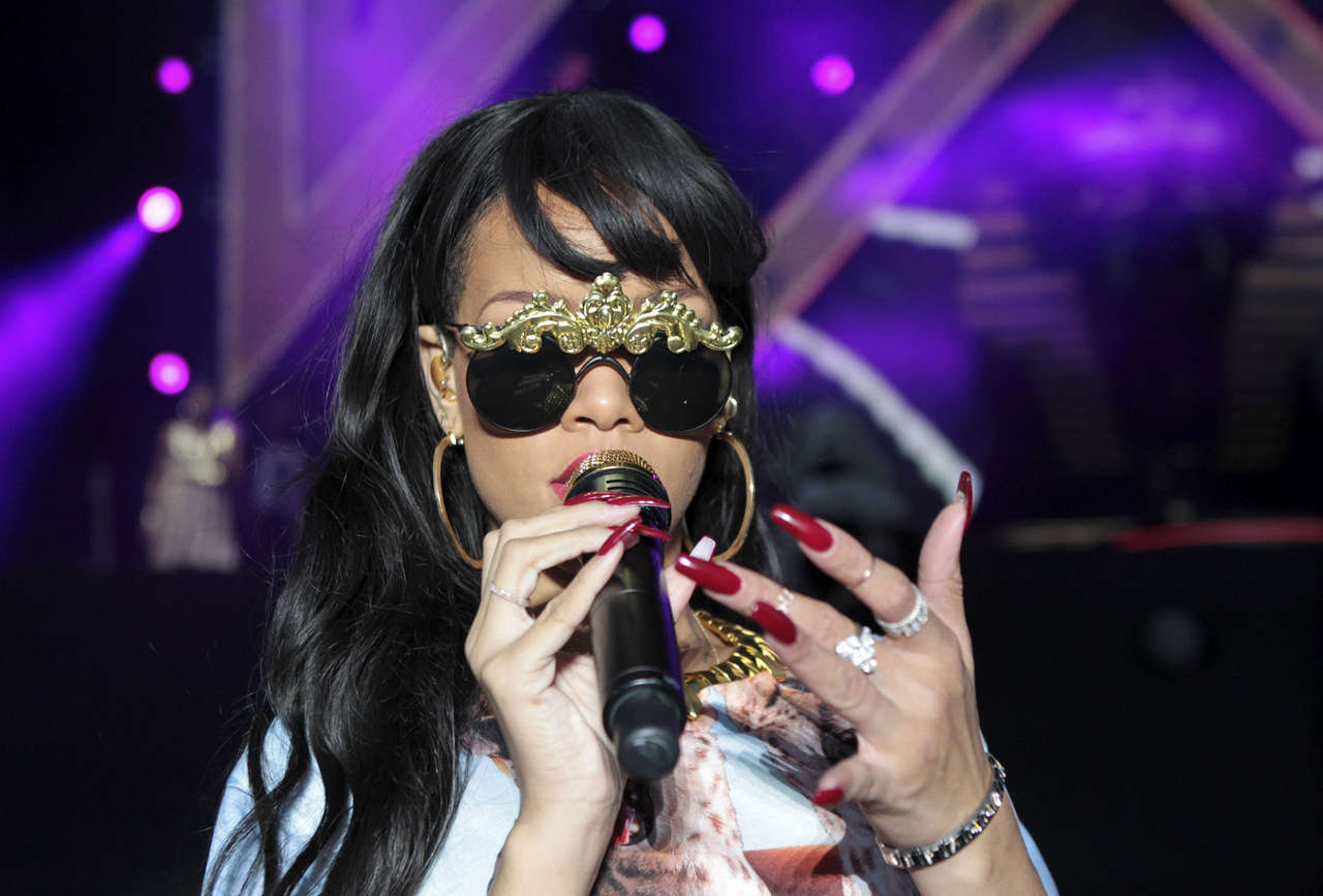 Rihanna Performs Bbc Radio 1 Hackney Weekend London