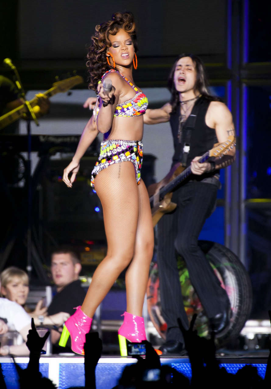 Rihanna Performs Lg Arena