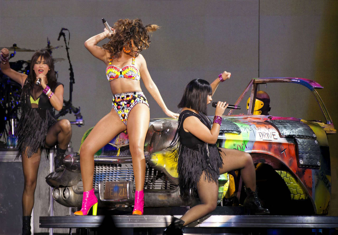 Rihanna Performs Lg Arena