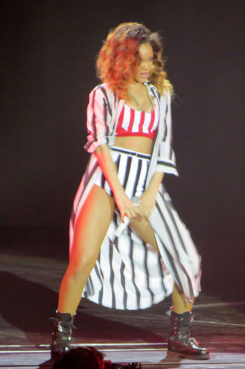Rihanna Performs O2 Arena Londond
