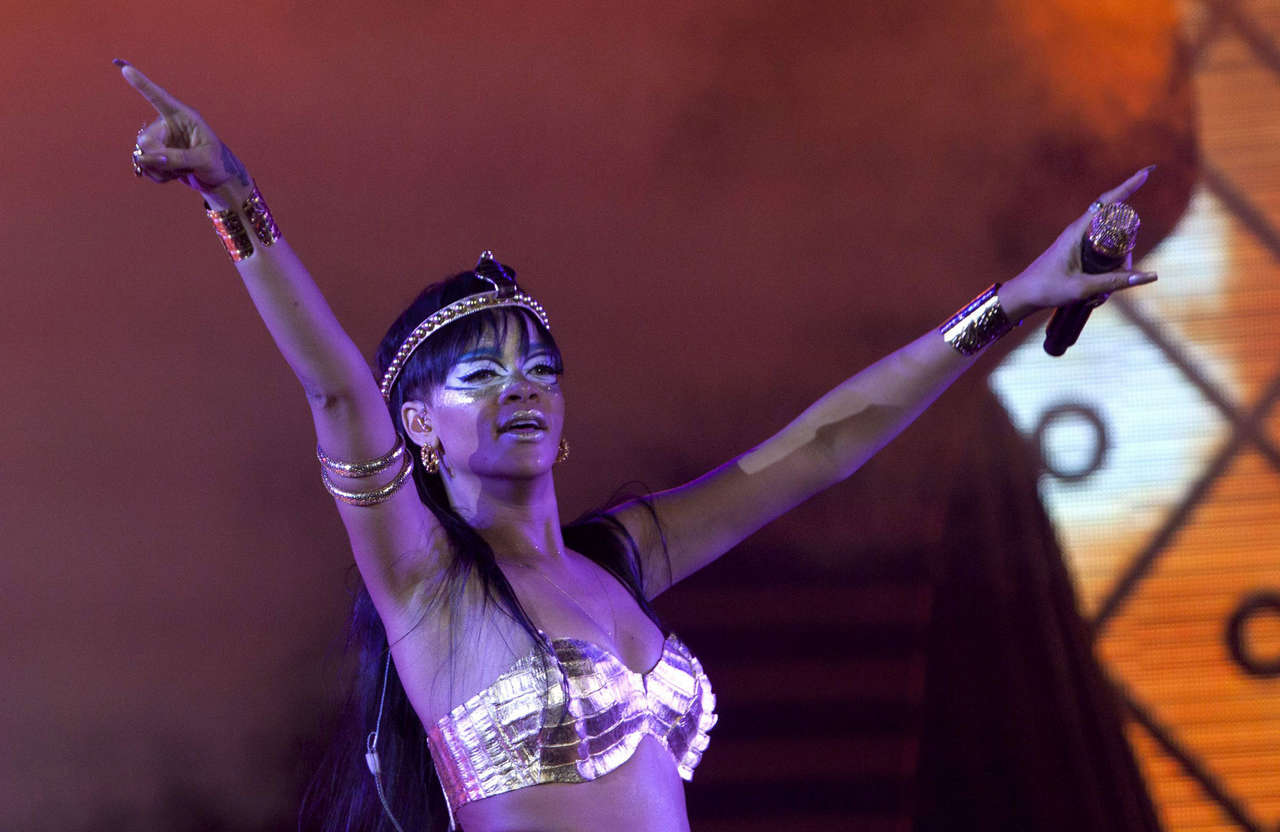 Rihanna Performs Robin Hood Foundation Benefit New York