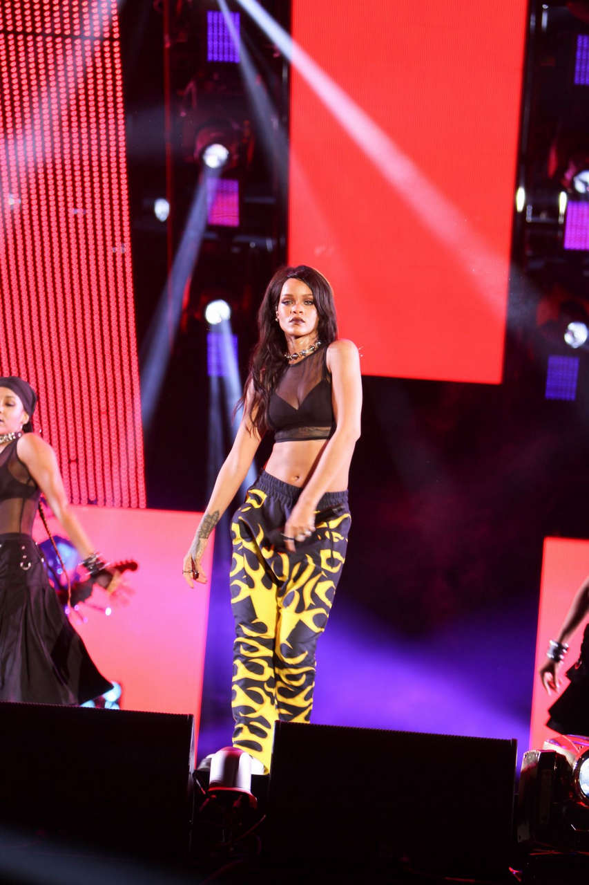 Rihanna Performs Rose Bowl Pasadena