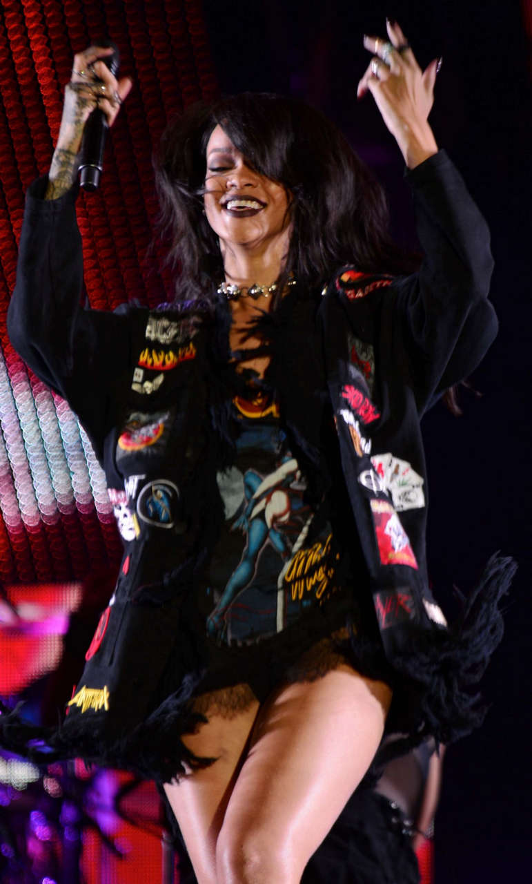 Rihanna Performs Rose Bowl Pasadena