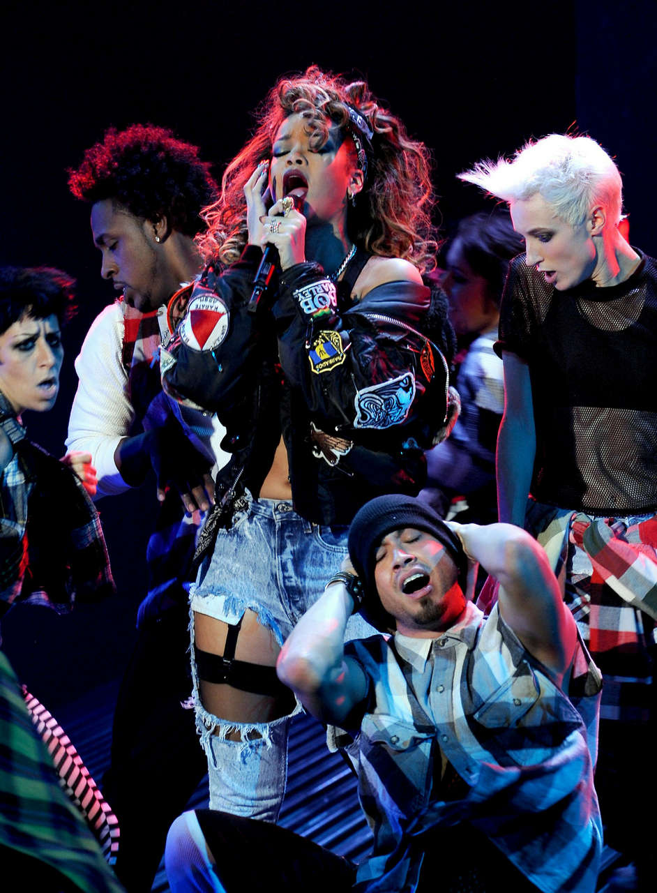Rihanna Performs X Factor Top 10 Elimination Show