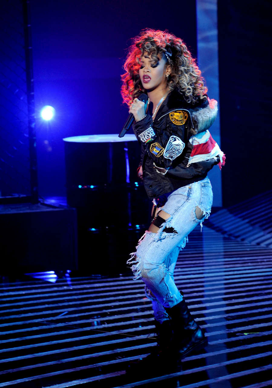 Rihanna Performs X Factor Top 10 Elimination Show