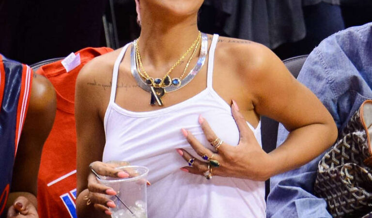 Rihanna Shows Pink Hair Clippers Game Los Angeles (29 photos)