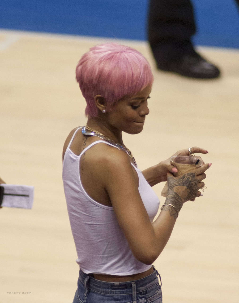 Rihanna Shows Pink Hair Clippers Game Los Angeles