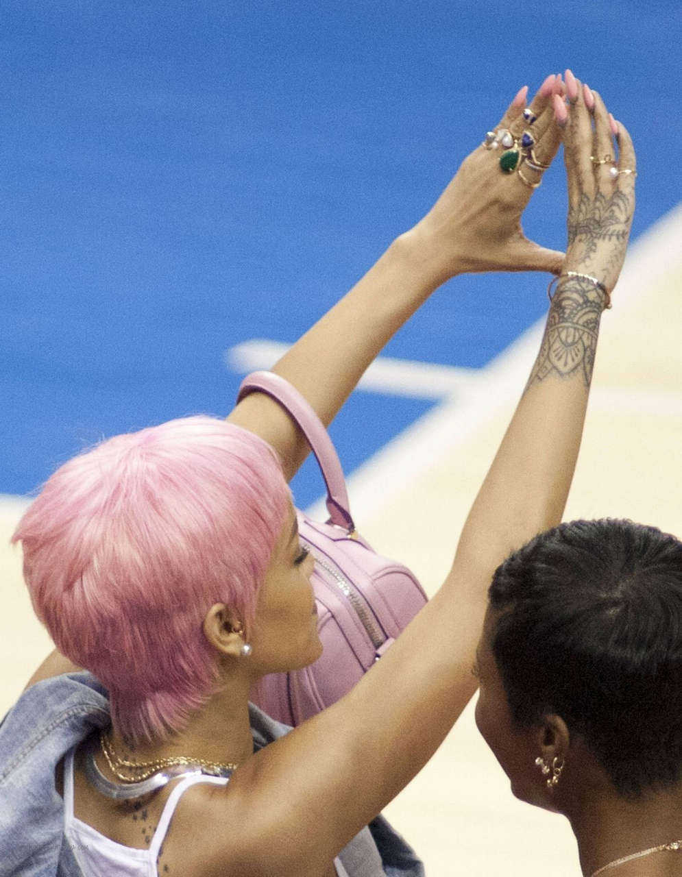 Rihanna Shows Pink Hair Clippers Game Los Angeles