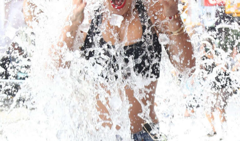 Rita Ora Als Ice Bucket Challenge New York (22 photos)