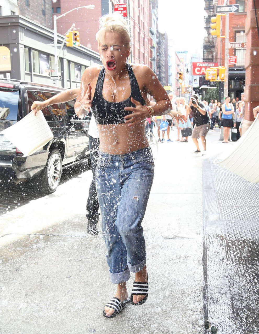 Rita Ora Als Ice Bucket Challenge New York