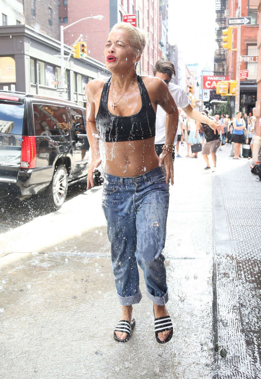 Rita Ora Als Ice Bucket Challenge New York