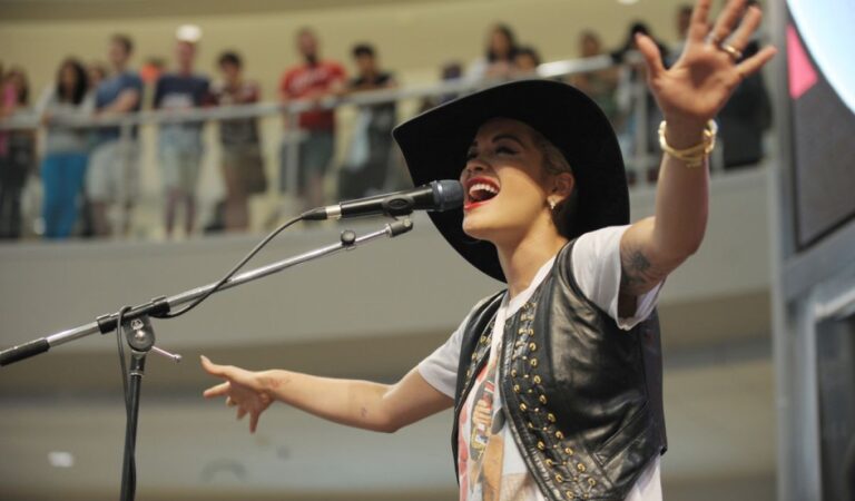Rita Ora Performs Mall America (8 photos)
