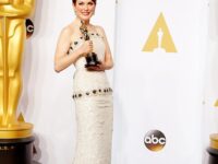 Robertdeniro Julianne Moore Poses With Her Oscar