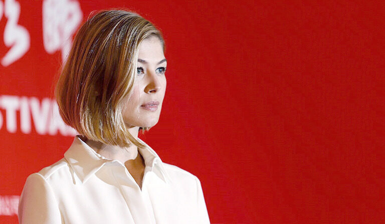 Rosamund Pike Attends Gone Girl Press Conference (2 photos)