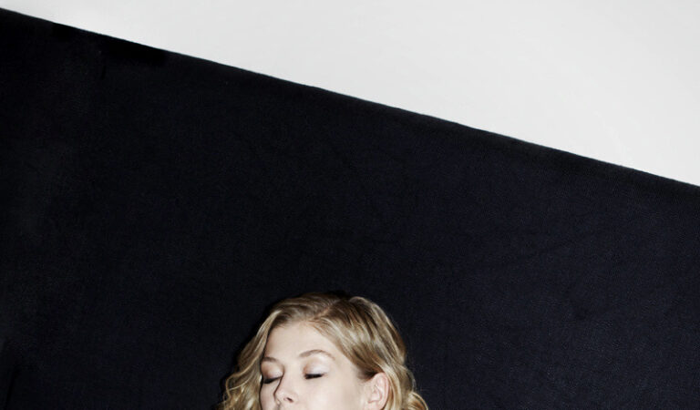 Rosamund Pike Photographed By Eva Tuerbl For Zeit (1 photo)