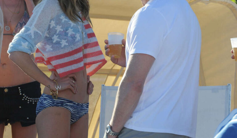 Rosie Huntington Whiteley Bikini Candids Miami (44 photos)