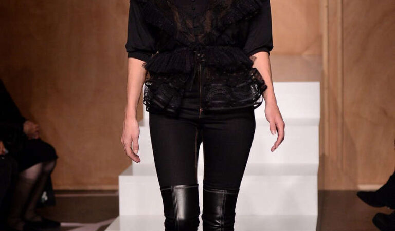Rosie Huntington Whiteley Runway Givenchy Fashion Show Paris (2 photos)