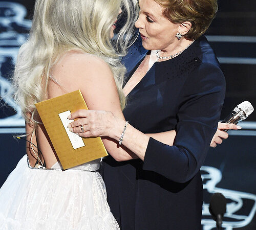 Rossamundpike Julie Andrews Hugs Lady Gaga On (1 photo)