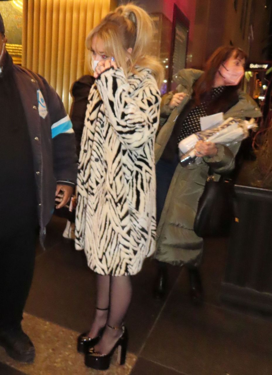 Sabrina Carpenter Arrives Tonight Show Starring Jimmy Fallon New York