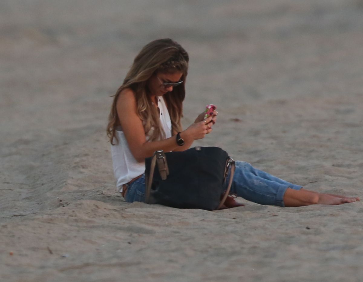 Sarah Hyland Beach Los Angeles