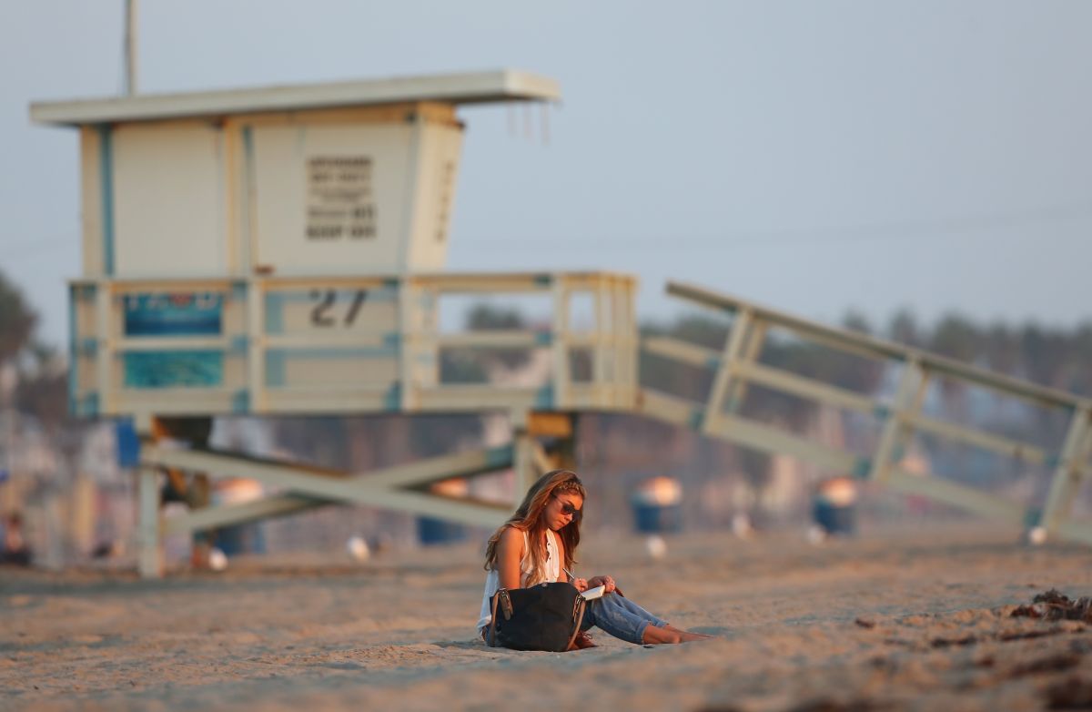 Sarah Hyland Beach Los Angeles