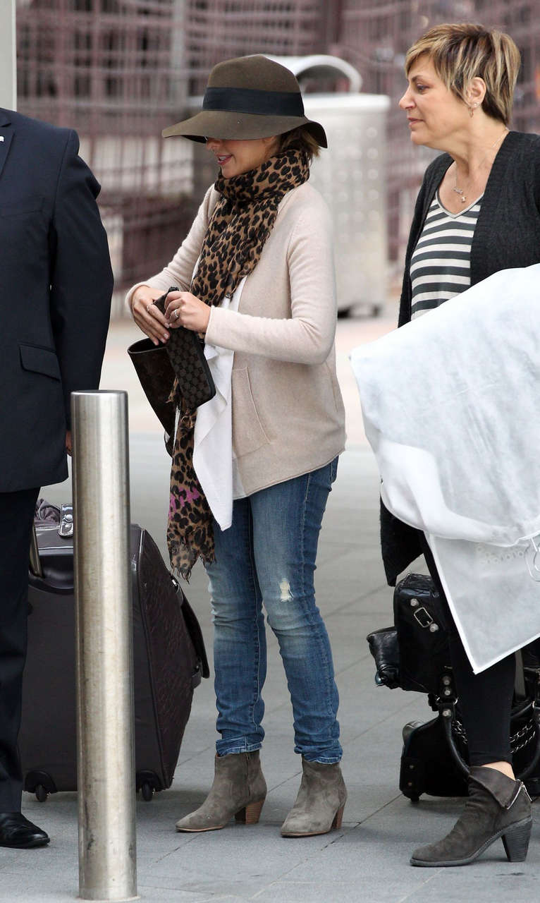 Sarah Michelle Gellar Arrives Airport Sydney