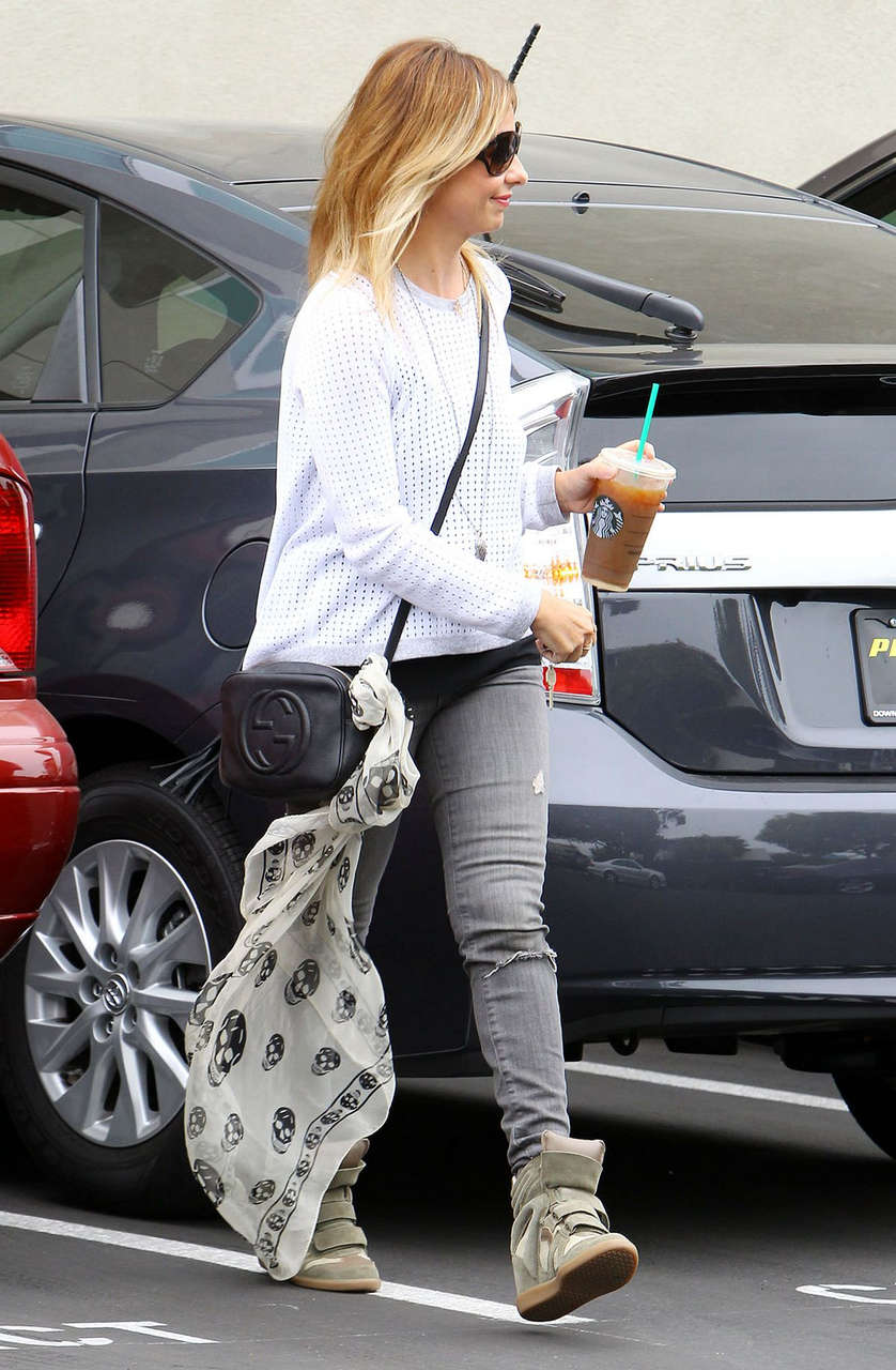 Sarah Michelle Gellar Out About Los Angeles