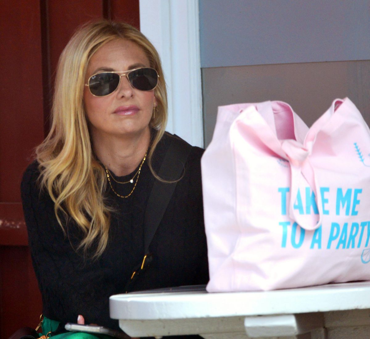Sarah Michelle Gellar Out For Coffee Brentwood