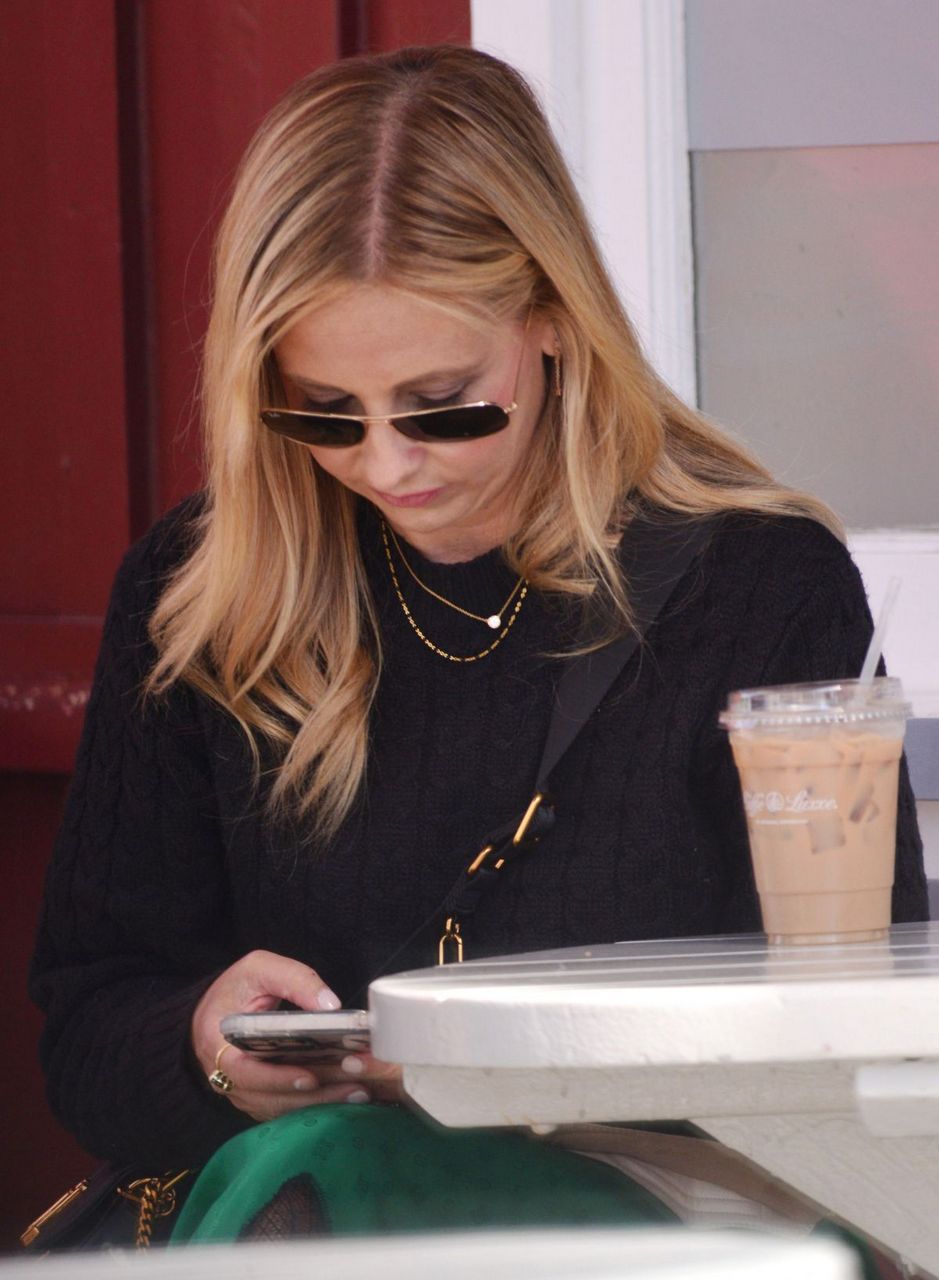 Sarah Michelle Gellar Out For Coffee Brentwood