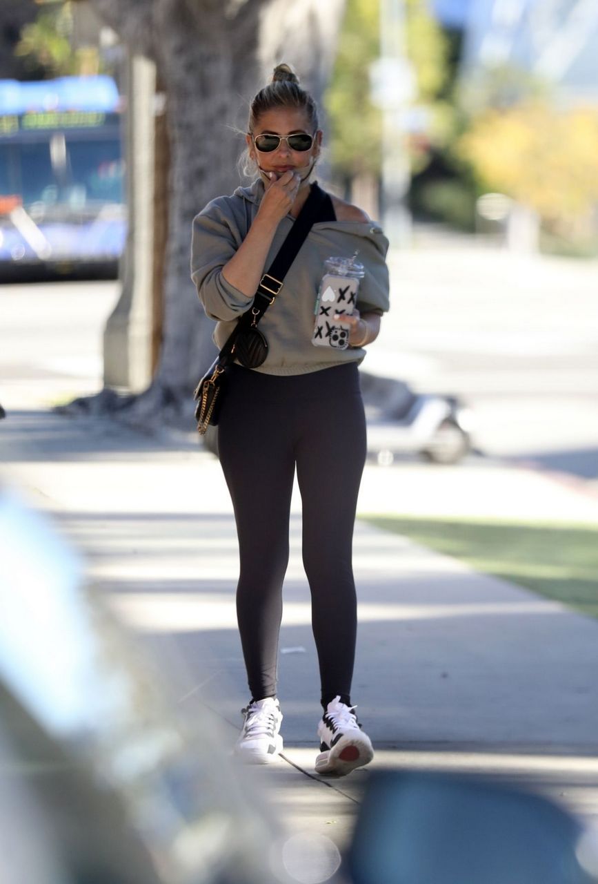 Sarah Michelle Gellar Out For Iced Coffee After Workout Brentwood