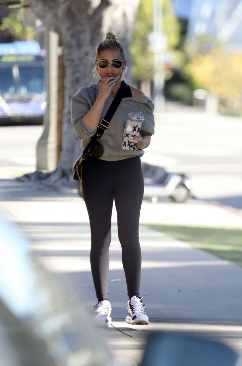 Sarah Michelle Gellar Out For Iced Coffee After Workout Brentwood