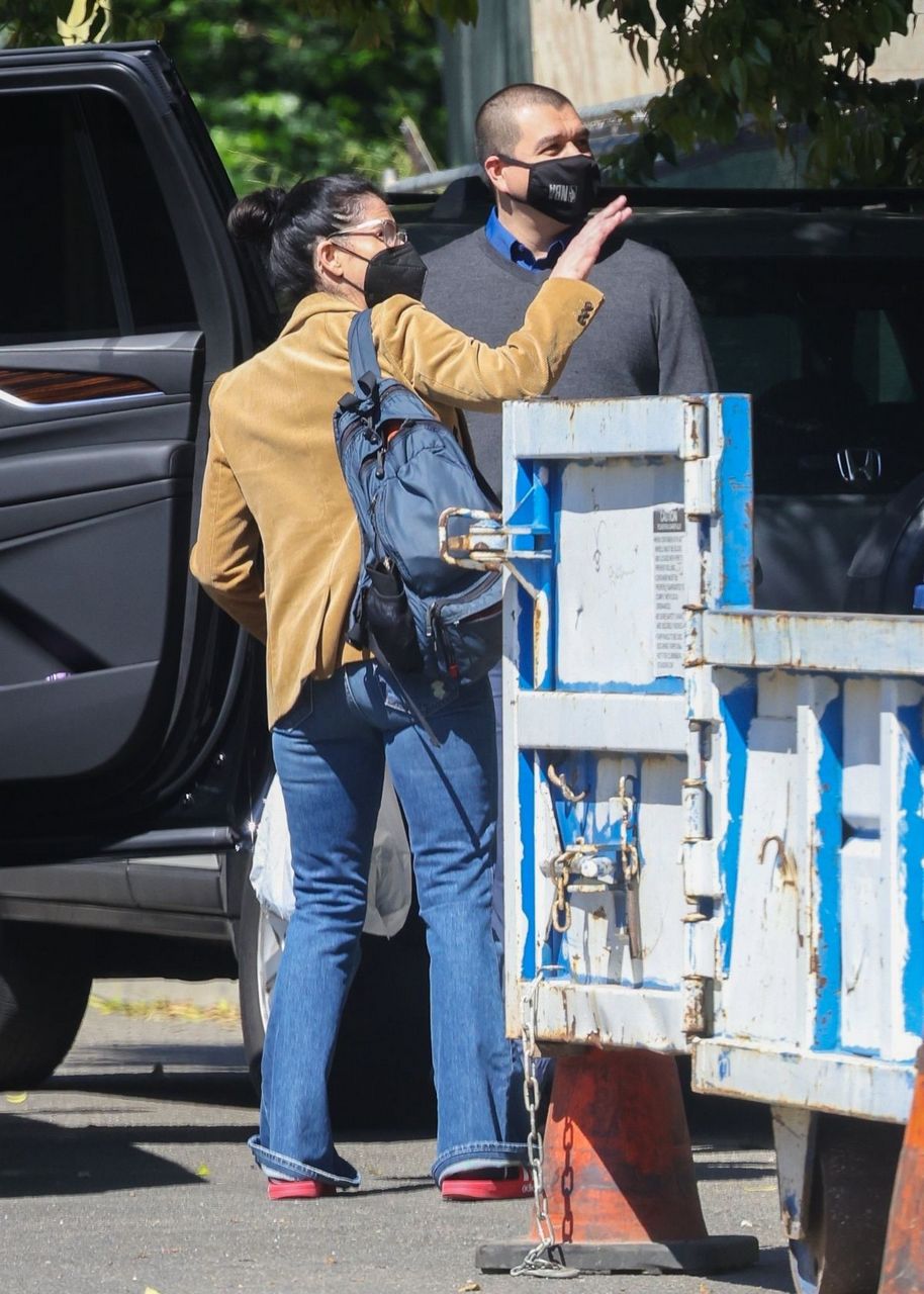Sarah Silverman Gets Curbside Pick Up From Her Home Los Angeles