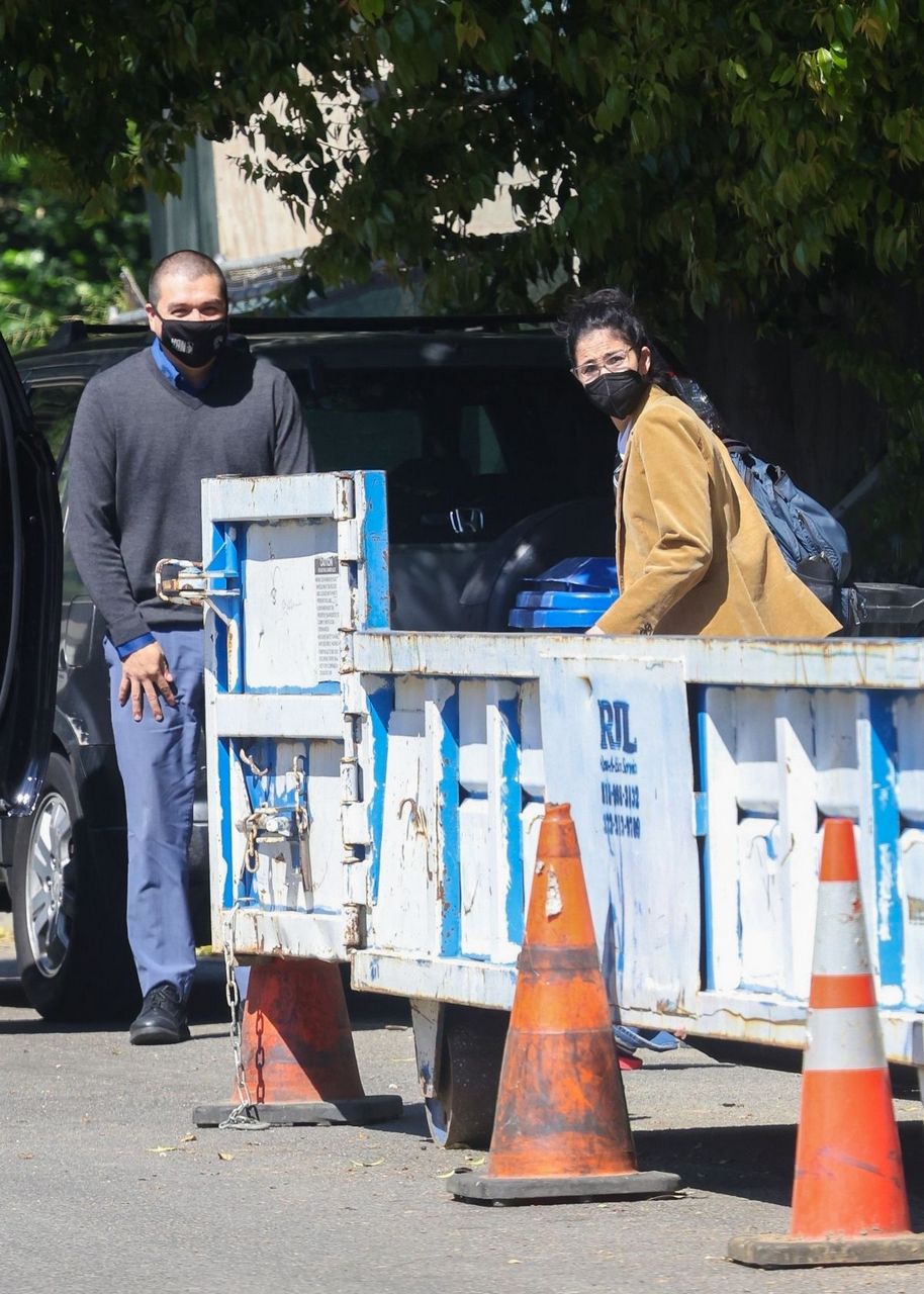 Sarah Silverman Gets Curbside Pick Up From Her Home Los Angeles