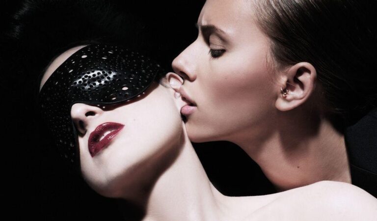 Scarlett Johansson And Dita Avon Teese Hot (1 photo)