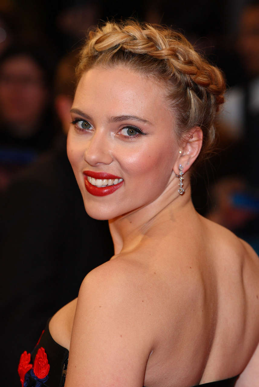 Scarlett Johansson Avengers Premiere London