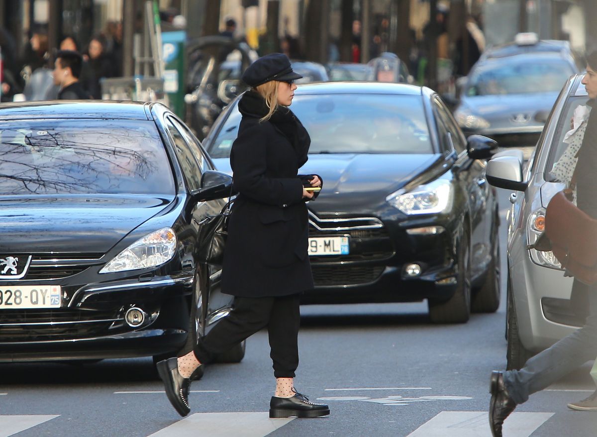 Scarlett Johansson Out About Paris