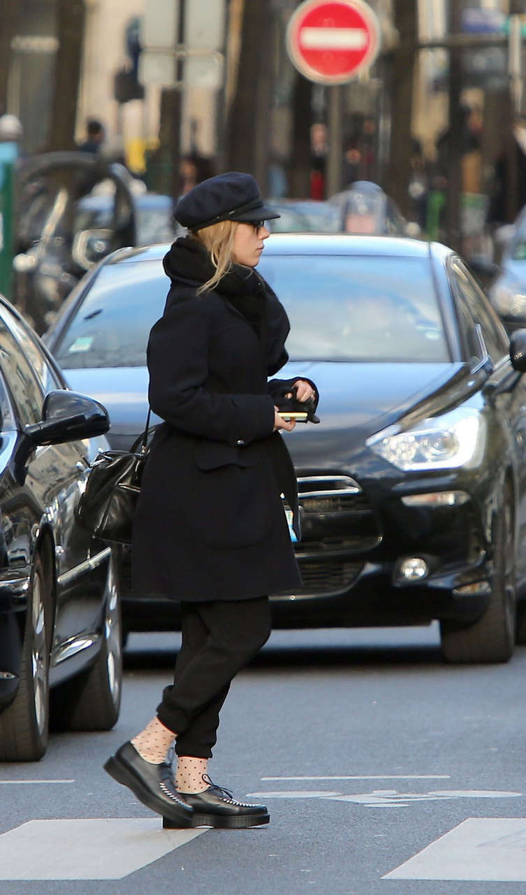 Scarlett Johansson Out About Paris