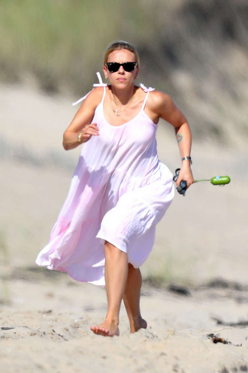 Scarlett Johansson Out Beach Hamptons