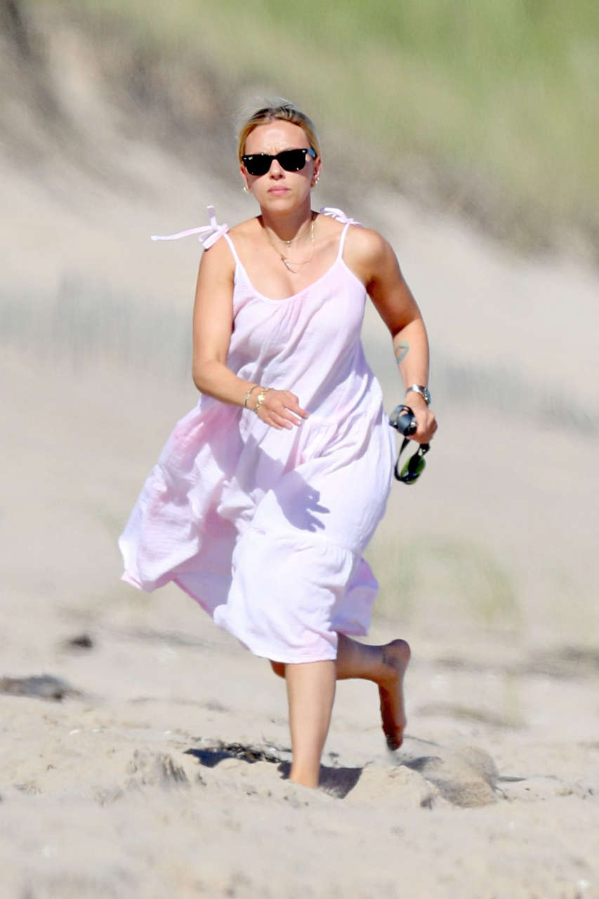 Scarlett Johansson Out Beach Hamptons