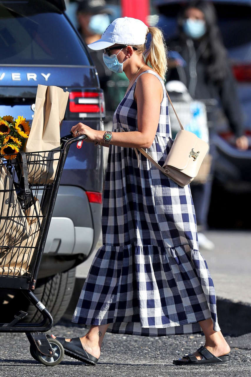 Scarlett Johansson Out Shopping New York