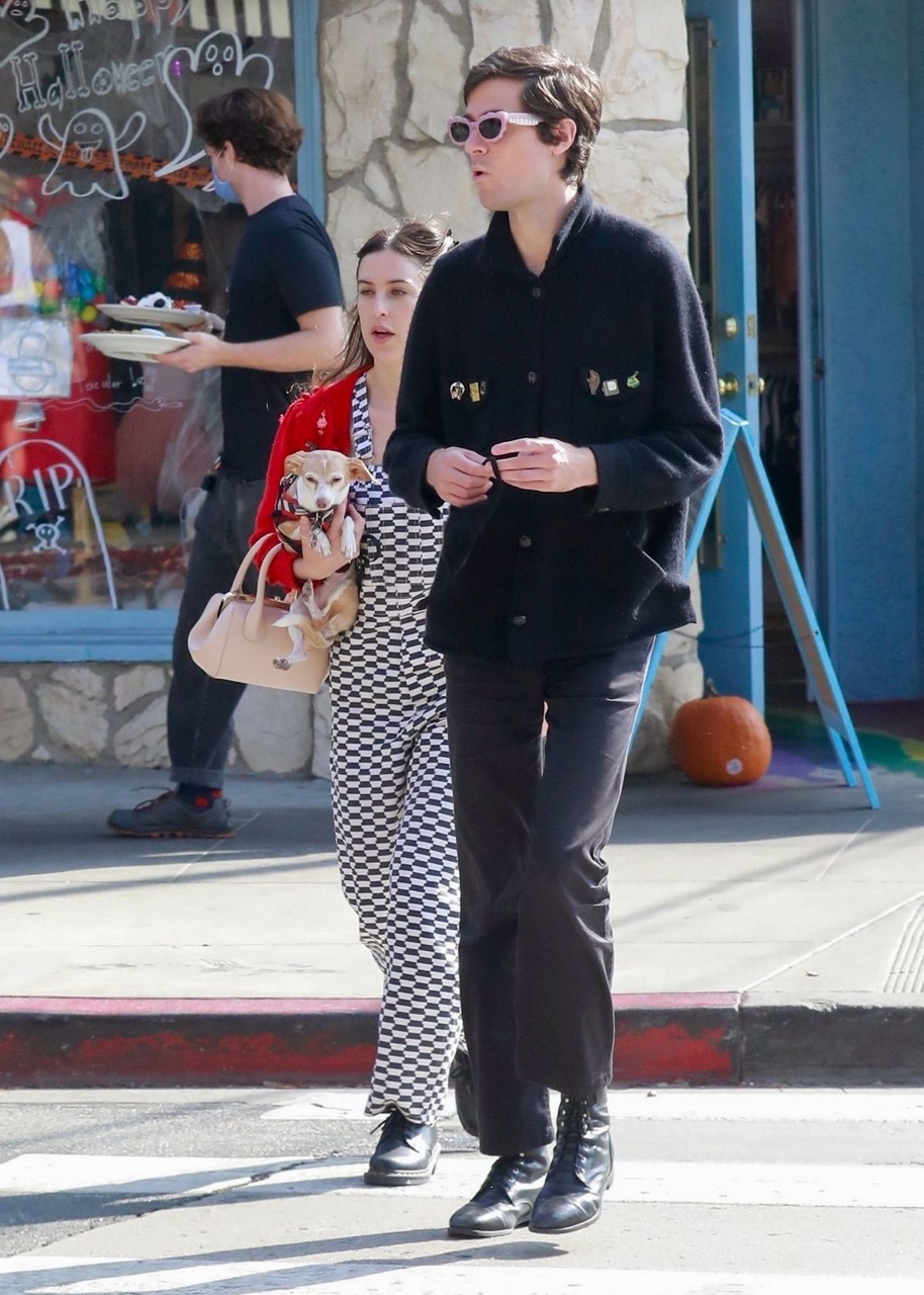 Scout Willis Out For Lunch With Boyfriend Lassens Natural Food Vitamins Los Angeles