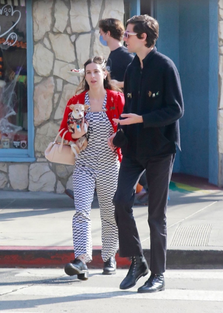 Scout Willis Out For Lunch With Boyfriend Lassens Natural Food Vitamins Los Angeles