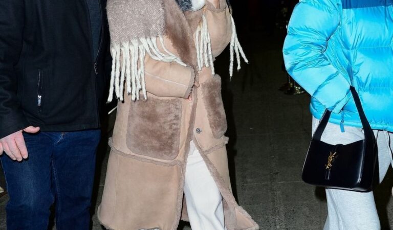 Selena Gomez Arrives Comedy Cellar New York (7 photos)
