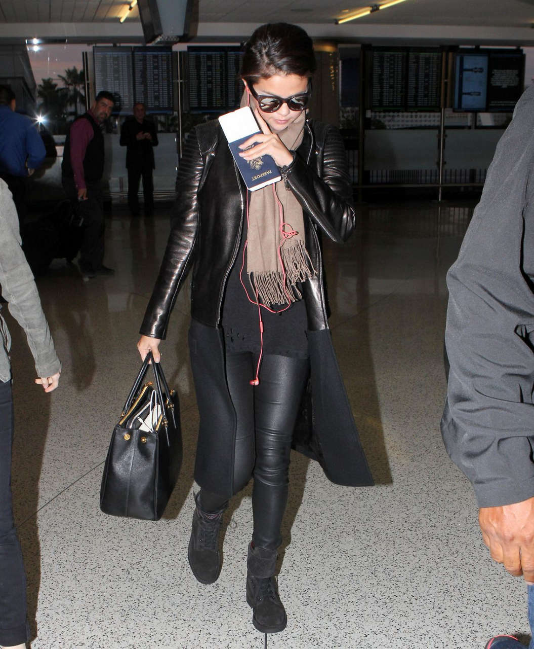 Selena Gomez Arrives Los Angeles Inernational Airport