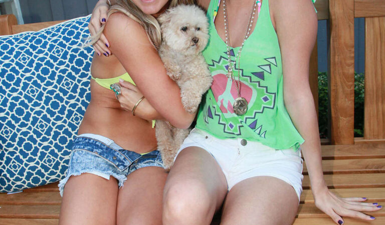 Selena Gomez Ashley Tisdales Malibu Beach Party (14 photos)