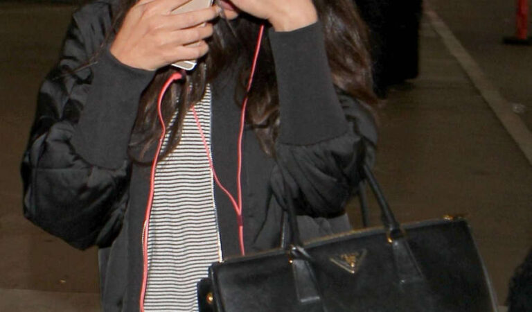 Selena Gomez Hiding From Paps Lax Airport (6 photos)